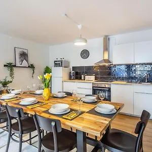 Apartment 3 Bedroom In Great Location - Unit 4, Hamburg